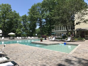 Outdoor pool, a heated pool - Secluded cabin retreat, yet only 5 min from downtown Gatlinburg & Nat’l Park (Gatlinburg)