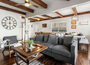 Smart TV, fireplace, video games, stereo - Secluded cabin retreat, yet only 5 min from downtown Gatlinburg & Nat’l Park (Gatlinburg)