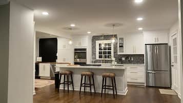 Jääkaappi, mikroaaltouuni, uuni, liesi