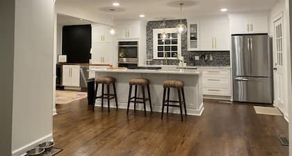 Pet Friendly Home Minutes from UA with Large Fenced Backyard and Movie Theatre