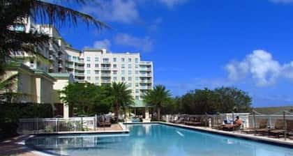 LUXURY Suite by the Beach!