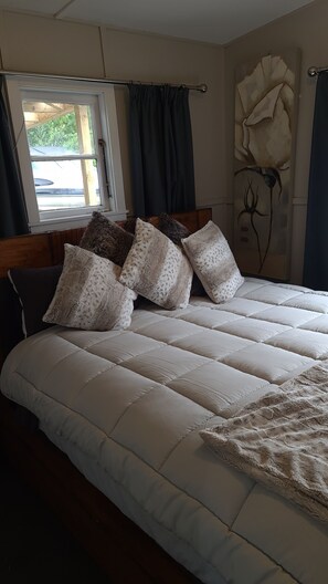 3 bedrooms, iron/ironing board, WiFi, bed sheets