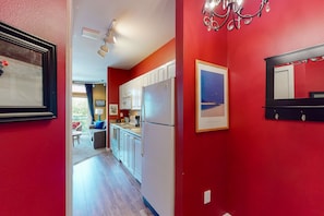 Interior - Amazing downtown studio w/shared deck/full kitchen/WiFi close to everything (Seattle)