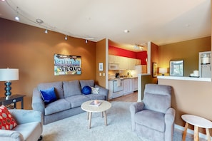 TV, books - Amazing downtown studio w/shared deck/full kitchen/WiFi close to everything (Seattle)