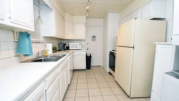 Frigorífic, microones i cafetera i tetera