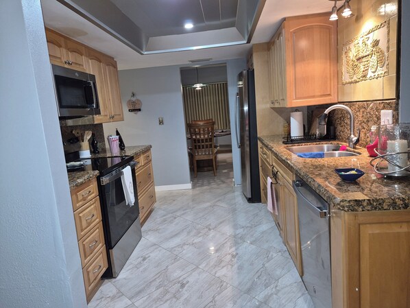 Fridge, microwave, oven, stovetop - Amazing house, 2 blocks from the beach (#1 in USA), close to the village. (Siesta Key)