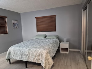 3 bedrooms, iron/ironing board, WiFi, bed sheets - Amazing house, 2 blocks from the beach (#1 in USA), close to the village. (Siesta Key)