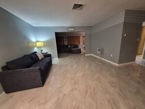 Smart TV - Amazing house, 2 blocks from the beach (#1 in USA), close to the village. (Siesta Key)