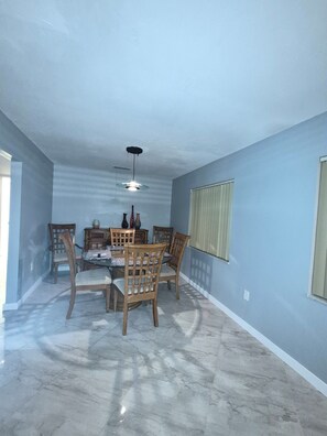 Dining - Amazing house, 2 blocks from the beach (#1 in USA), close to the village. (Siesta Key)