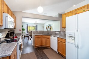 冷蔵庫、電子レンジ、オーブン、コンロ