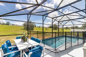 屋外ダイニングエリア