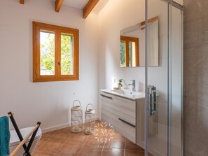 Baignoire, articles de toilette (gratuits), séchoir à cheveux