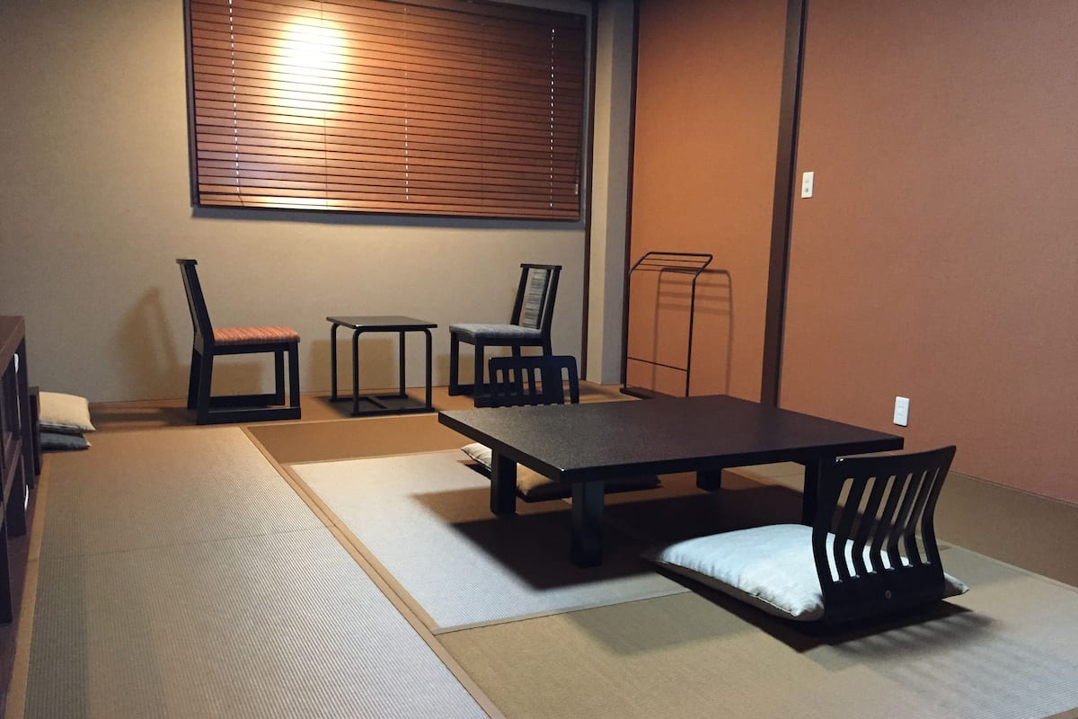 Caja de seguridad en la habitación, wifi gratis y ropa de cama