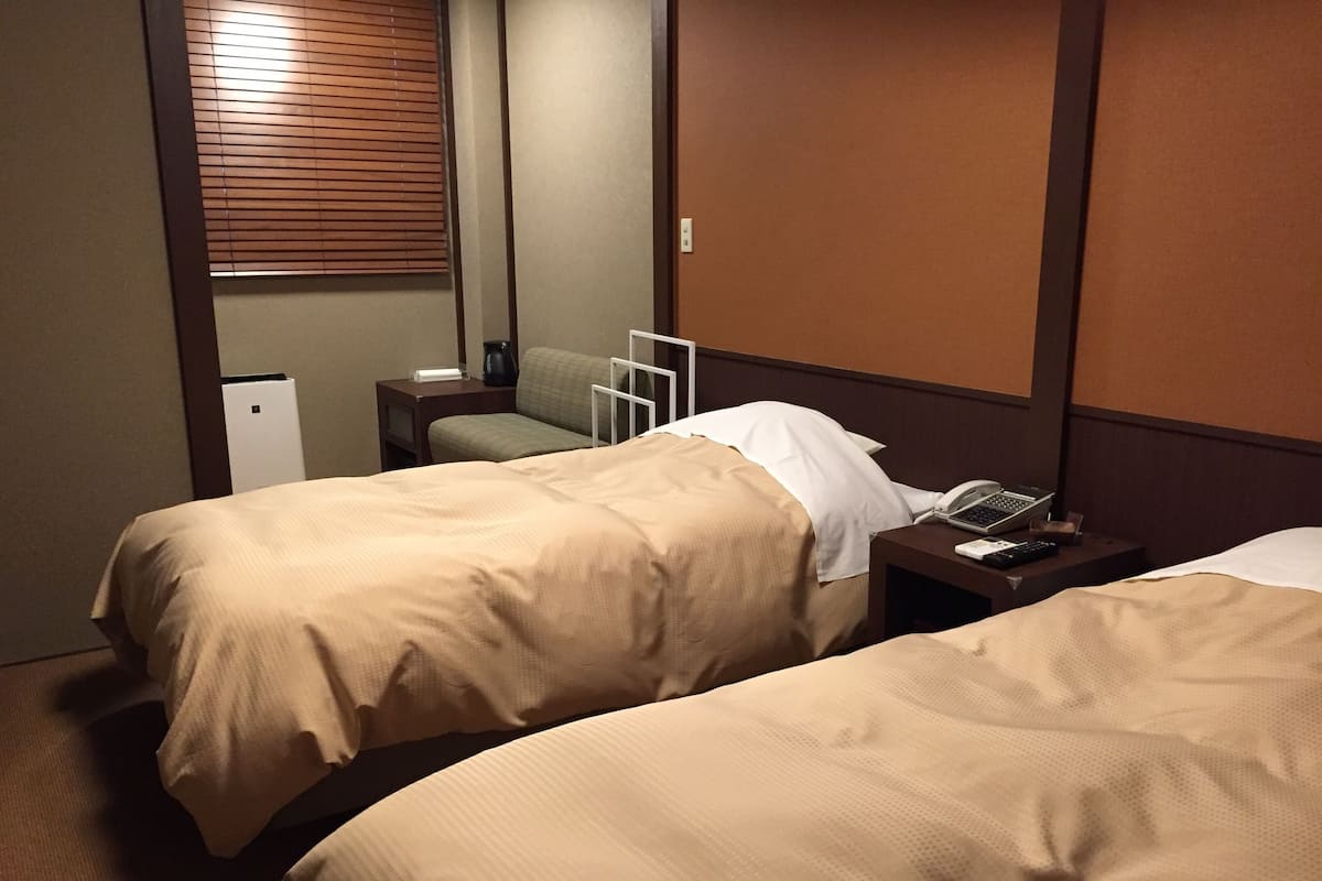 Caja de seguridad en la habitación, wifi gratis y ropa de cama