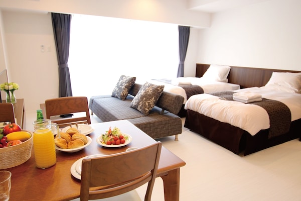 Standard Twin Room | Ruang tamu | 30 inci televisyen skrin rata dengan digital, TV