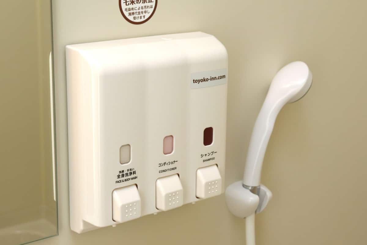 combined shower/bathtub, free toiletries, hair dryer, slippers