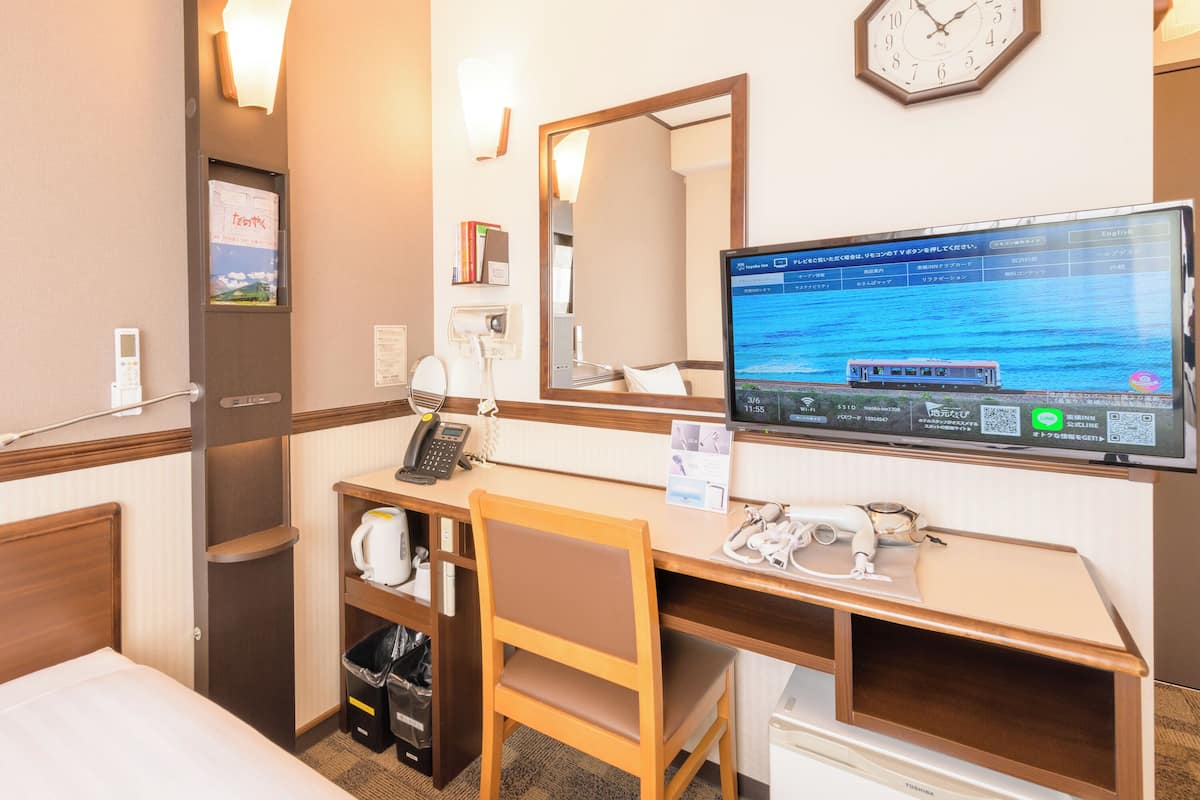 Premium kamer, niet-roken (Plus) | Een bureau, wifi, beddengoed