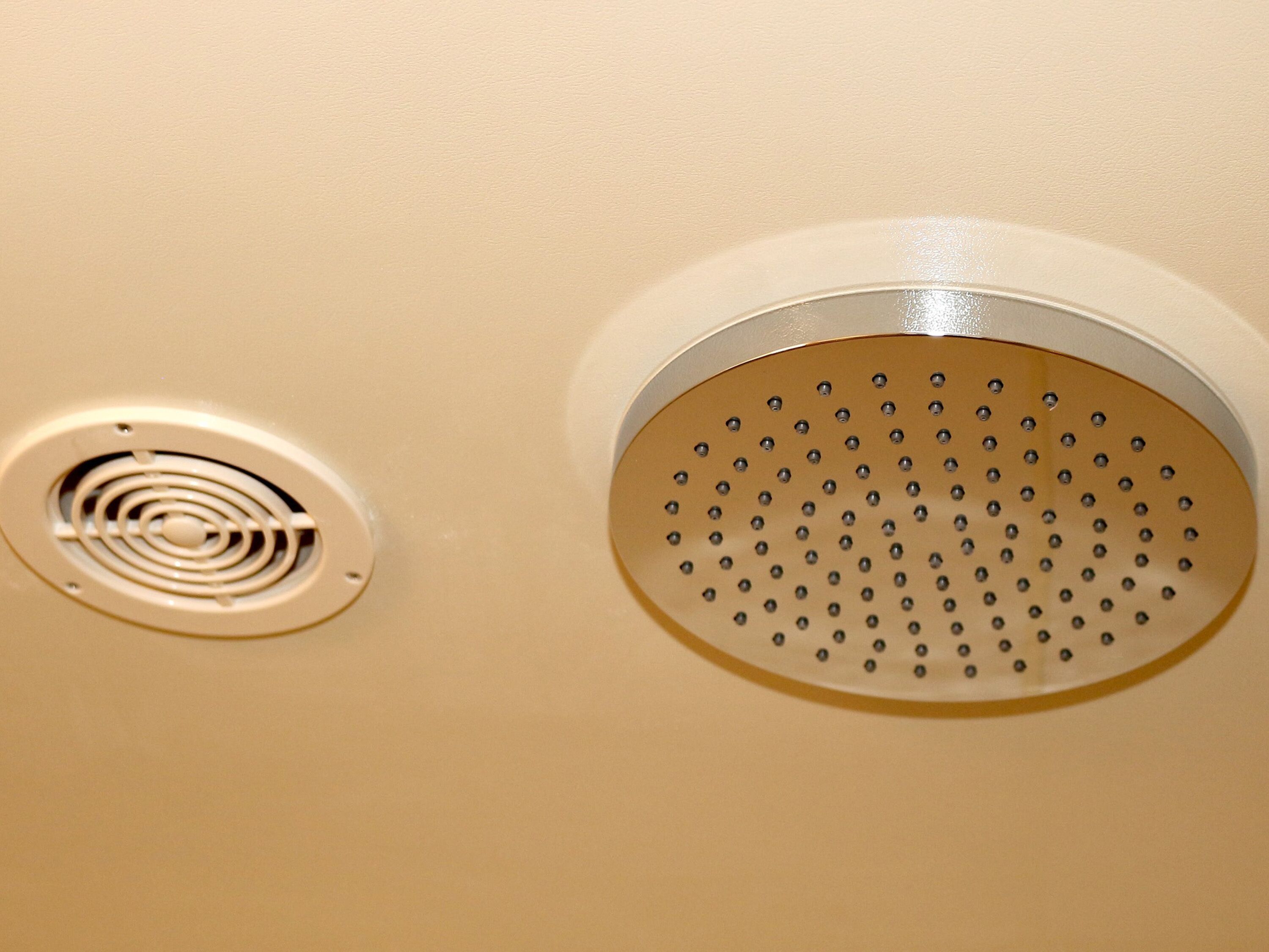 deluxe single room, non smoking | bathroom | combined shower/bathtub, free toiletries, hair dryer, slippers