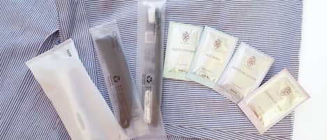 Superficie de tela a rayas con varios paquetes de productos para el cuidado de la piel.
