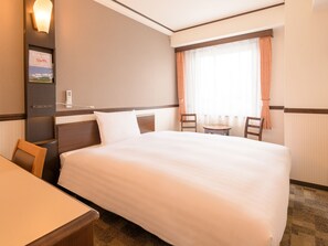 Escritorio, wifi y ropa de cama 