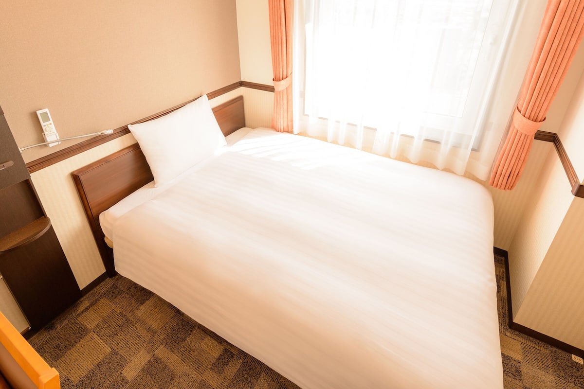 1 bedroom, desk, WiFi, bed sheets