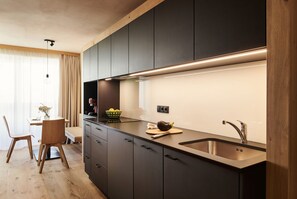 Réfrigérateur, lave-vaisselle, cafetière/bouilloire