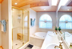 Combined shower/bathtub, jetted bath, hair dryer, towels - Starlight Chalet 4b4b, Mins to Slopes,Game Rm,EV charger,Luxury new home (Big Bear Lake)