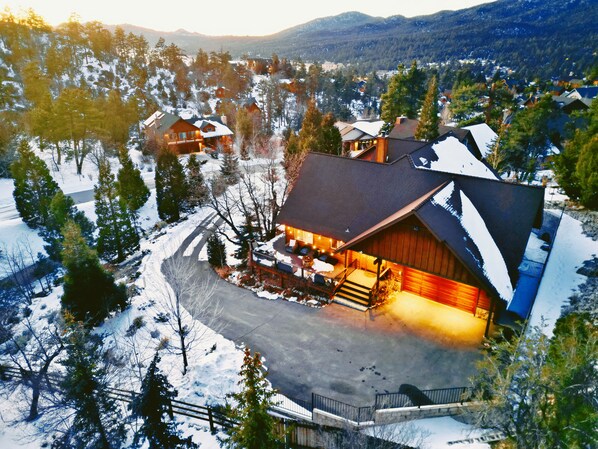 Exterior - Starlight Chalet 4b4b, Mins to Slopes,Game Rm,EV charger,Luxury new home (Big Bear Lake)