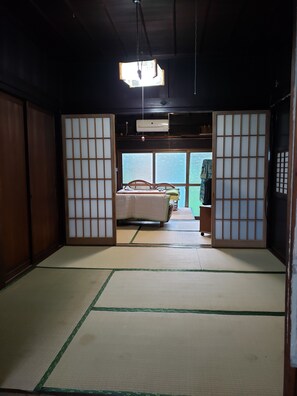 3 habitaciones, caja de seguridad en la habitación y escritorio 