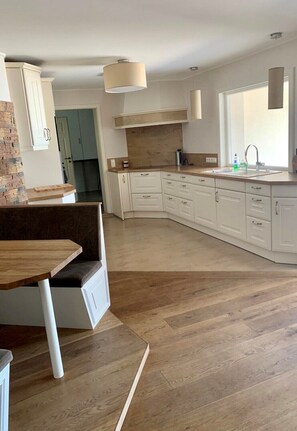 Fridge, oven, stovetop, dishwasher - Aktivhaus Elsa (Eisendorf)