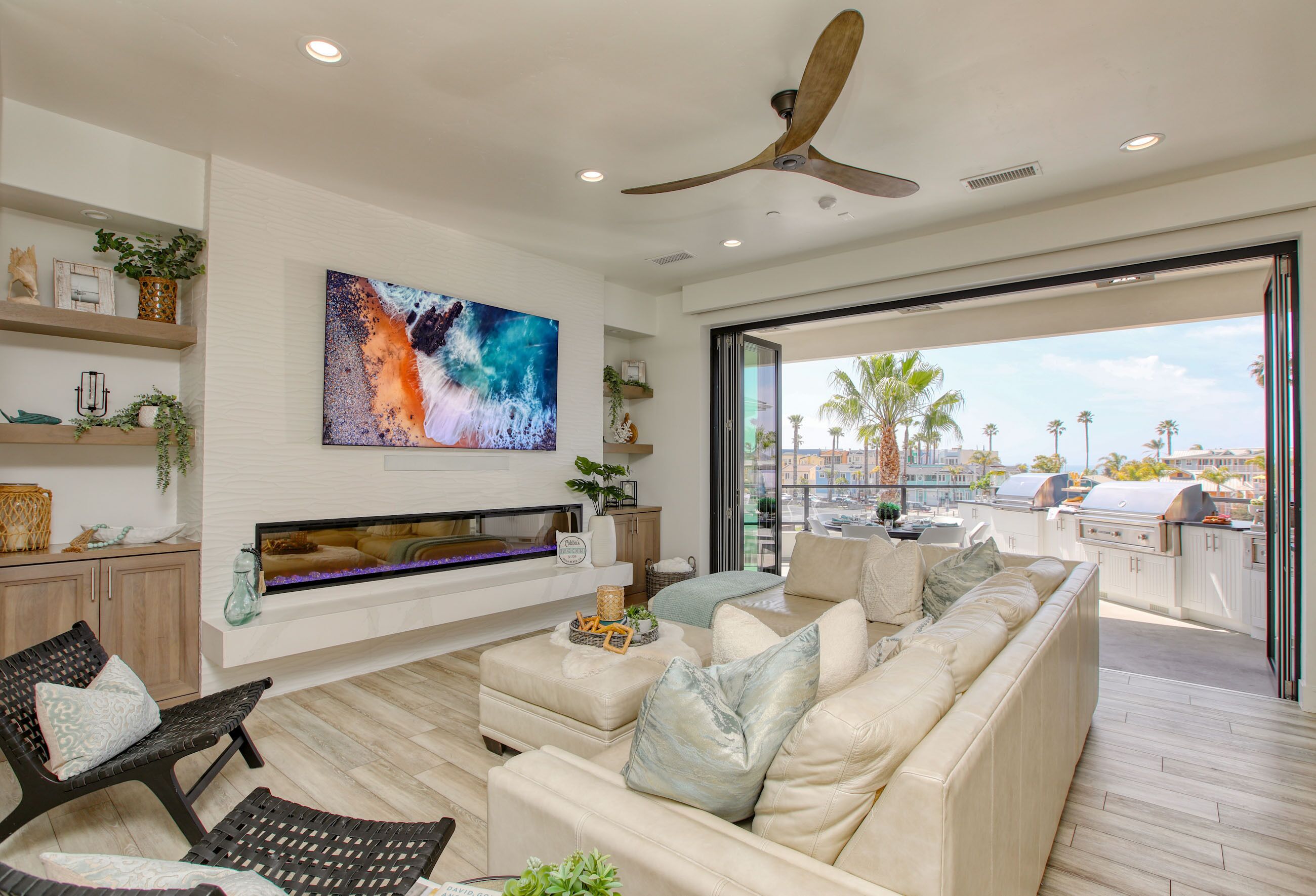 Smart-TV, Kamin, Videospiele, Tischtennisplatte