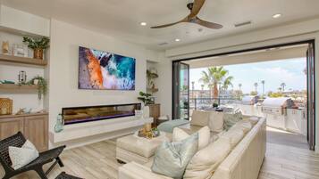 Smart-TV, Kamin, Videospiele, Tischtennisplatte