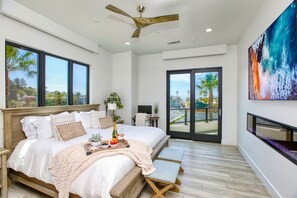 6 chambres, bureau, fer et planche à repasser, lit de bébé portatif