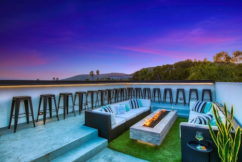 Cobbo's Beach House - WOW/Luxe/HOT TUBS/Views/STEPS TO BEACH