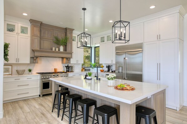 Réfrigérateur, four à micro-ondes, un four, surface de cuisson