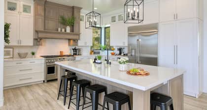 Cobbo's Beach House - WOW/Luxe/HOT TUBS/Views/STEPS TO BEACH