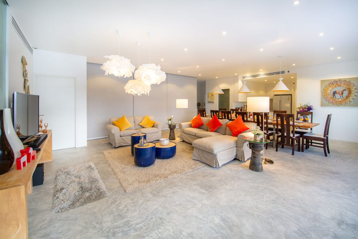 Luxury Sea View Pool Villa O 4-Bedroom | Área de estar | TV LED 50 polegadas com canais digitais, TV