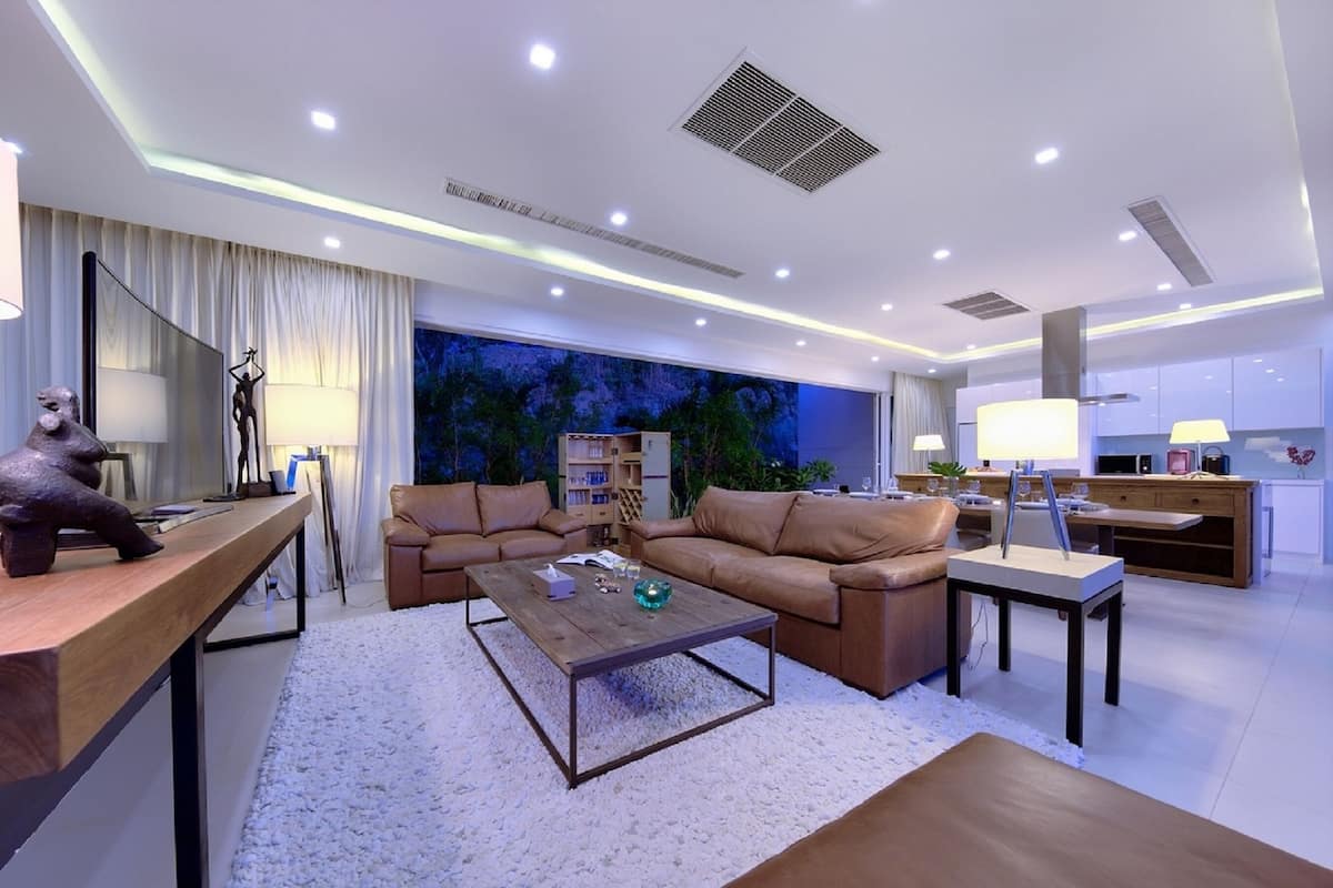 Luxury Sea View Pool Villa L 4-Bedroom | Área de estar | TV LED 50 polegadas com canais digitais, TV