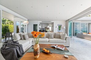 Luxury Sea View Pool Villa N 4-Bedroom | Zona de estar | Televisión LED de 50 pulgadas con canales digitales, una televisión