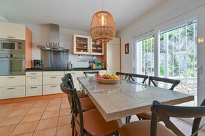 Fridge, microwave, oven, stovetop - Beautiful and cheerful villa  with private pool in Benissa, Costa Blanca, Spain for 10 persons (Benissa)