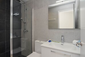 Combined shower/tub, towels - Large and nice villa  with private pool in Benitachell, on the Costa Blanca, Spain for 8 persons (Benitachell)