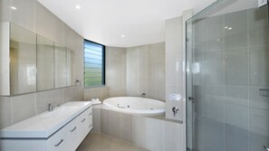 Shower - Odyssey 1 - Great Location (Avoca Beach)
