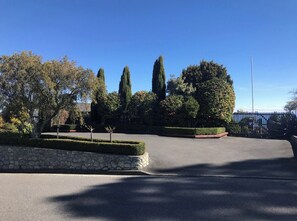 المنطقة المحيطة بالمنشأة