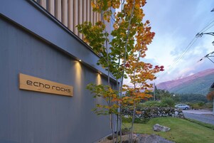 Um edifício com uma placa que diz "echo rocks" e uma paisagem montanhosa ao fundo.