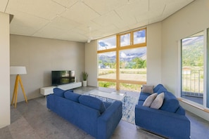 Chalet Luxury, 5 camere da letto, cucina, vista montagna | Area soggiorno | TV a schermo piatto, pavimenti riscaldati, servizi in streaming