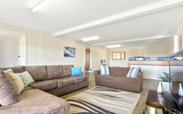 House, 2 Bedrooms | Living room | Flat-screen TV