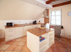 Kühlschrank, Mikrowelle, Herdplatte, Geschirrspüler