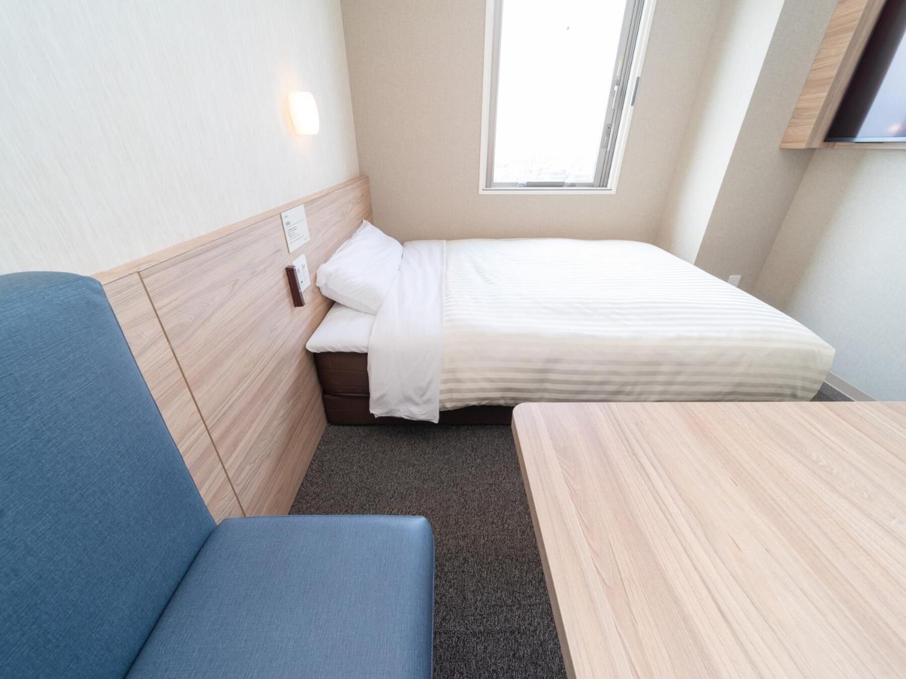 desk, soundproofing, free wifi, bed sheets