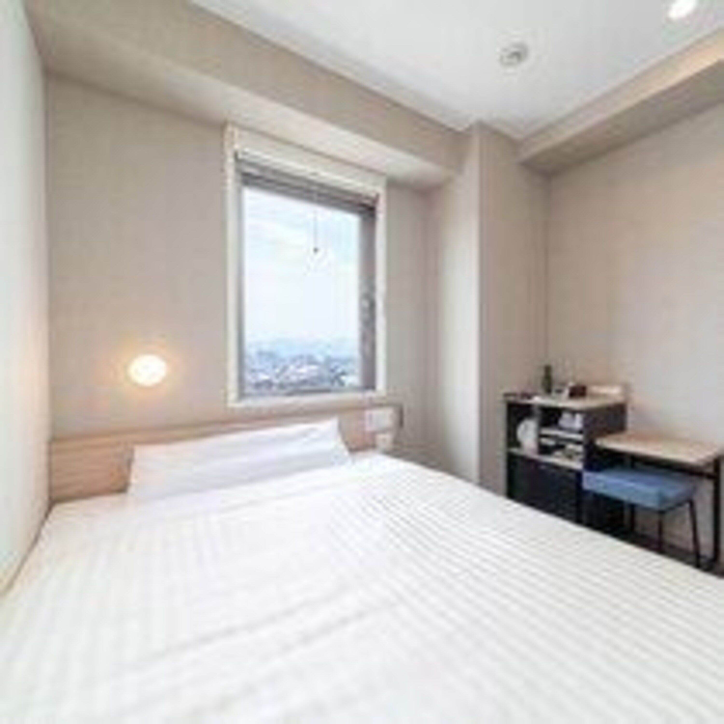 desk, soundproofing, free wifi, bed sheets