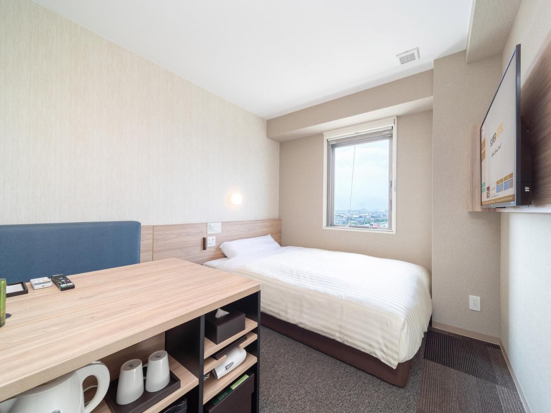 desk, soundproofing, free wifi, bed sheets